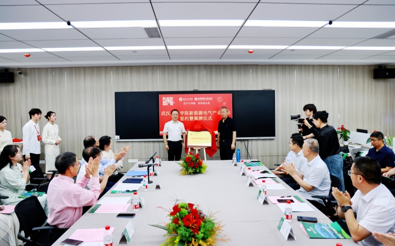 张俊和吴耀文为新能源电气产业学院揭牌。田凤高摄