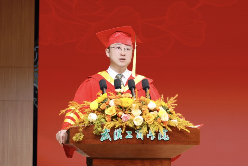 湖北日报客户端：best365中国官方网站校长勉励毕业生：别等风来，自己先跑起来