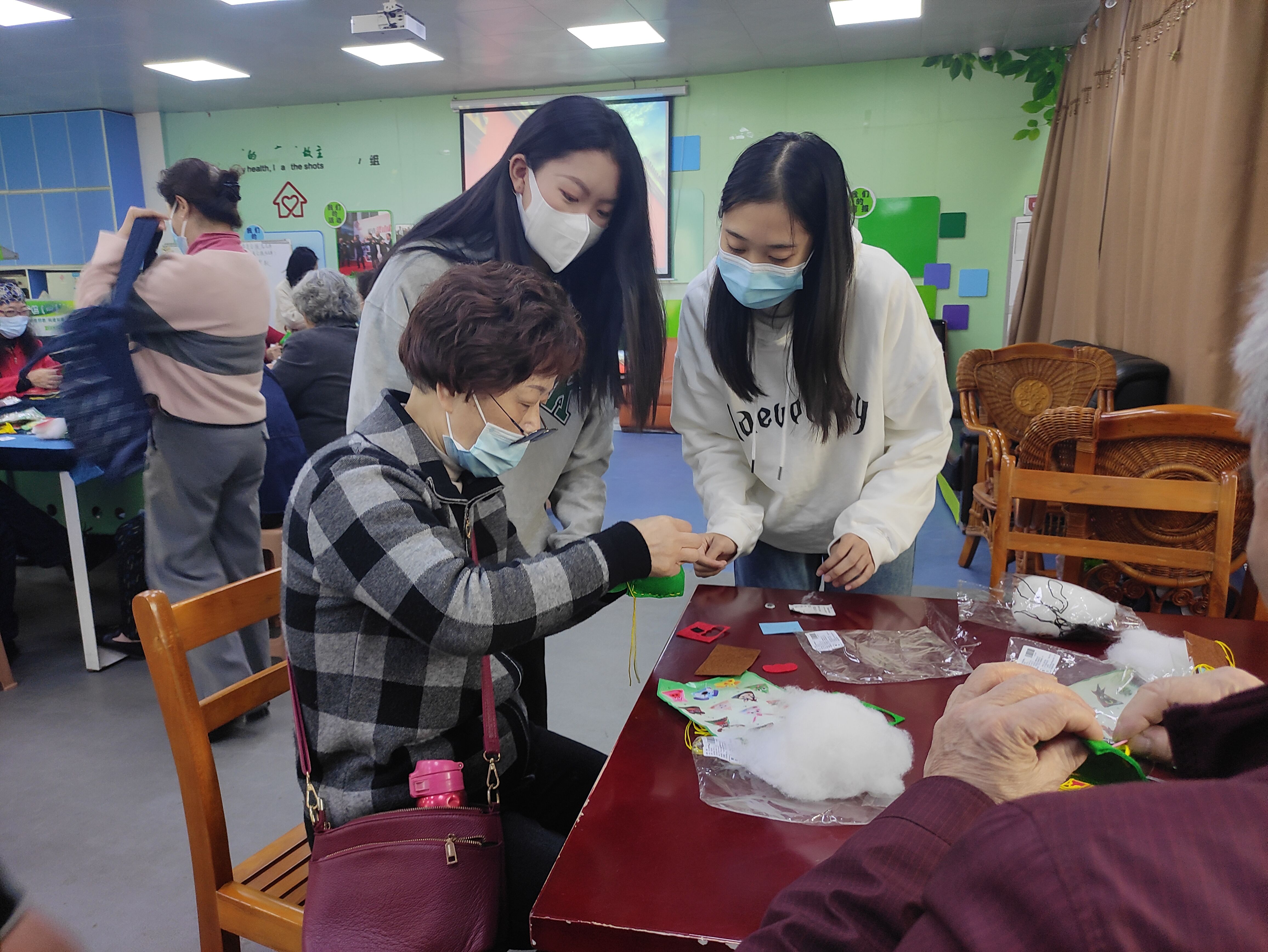 图片包含 室内, 人, 桌子, 小孩 描述已自动生成